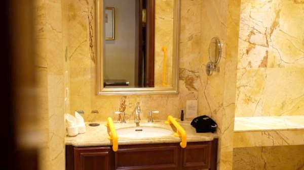 防滑坡道、盲文按鍵…殘?zhí)貖W會深圳龍崗無障礙改造獲贊(圖3)