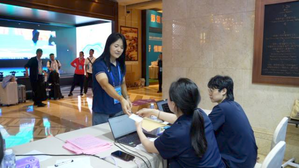 防滑坡道、盲文按鍵…殘?zhí)貖W會深圳龍崗無障礙改造獲贊(圖2)