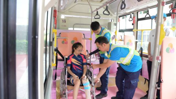 防滑坡道、盲文按鍵…殘?zhí)貖W會深圳龍崗無障礙改造獲贊(圖8)