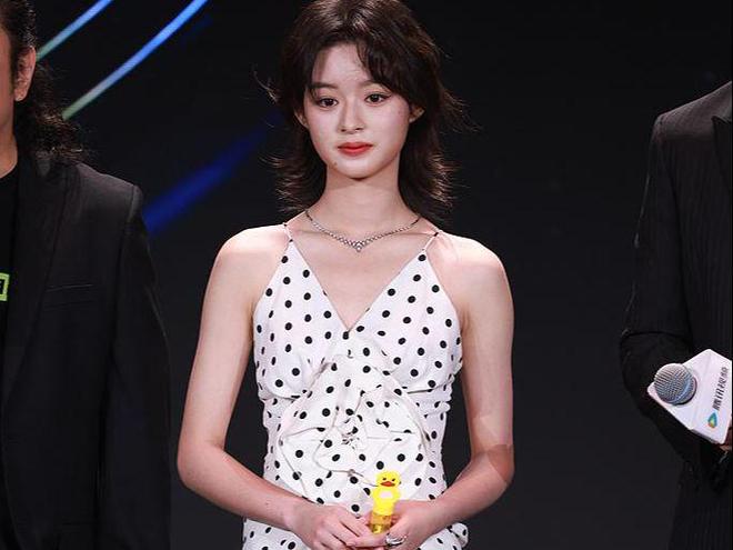 黃楊鈿甜高中畢業(yè)開啟大學(xué)生活演技可塑性獲認(rèn)可(圖1)